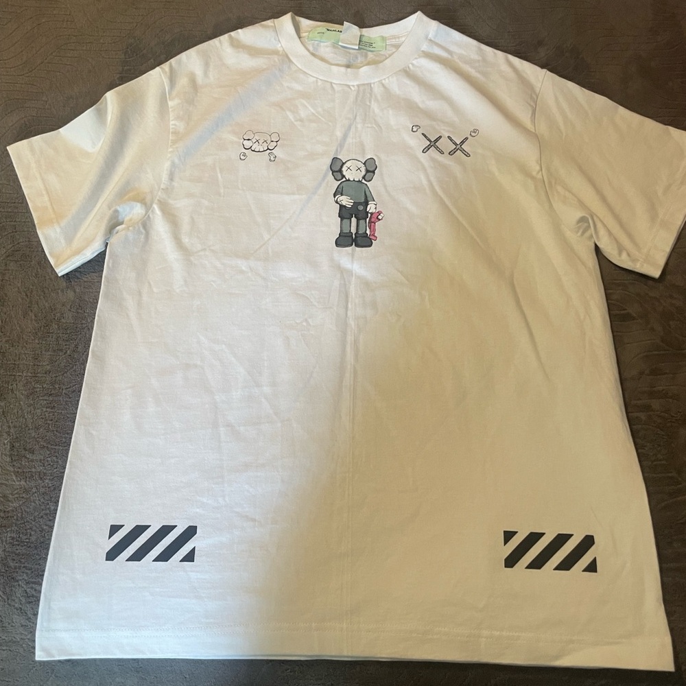 Large never worn (Kaws) mainlabel white tee